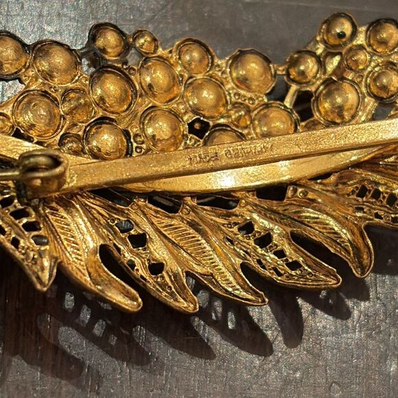Elegant Vintage Gold Leaf Brooch with Multicolor Accents - Picture 4 of 5